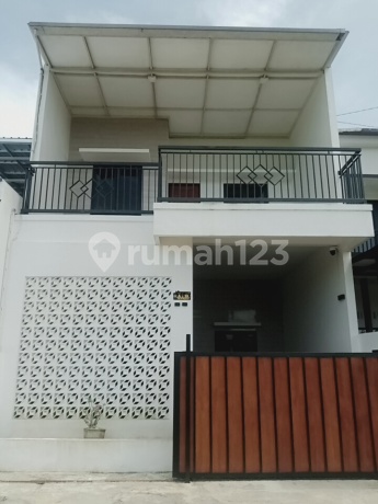 Rumah Siap Huni, Hadap Selatan, Bergaya Modern