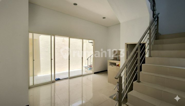 Regency One Wonorejo House Ready to Occupy, Row of 3 Car Road Regency One Wonorejo House Ready to Occupy, Row of 3 Car Road