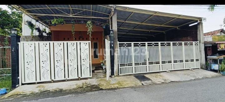For Sale by Mrs. Rumah, Former Boarding House, Siwalankerto For Sale by Mrs. Rumah, Former Boarding House, Siwalankerto