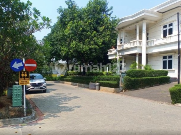 Rumah 2 Lantai dengan Luas Tanah 692M2 di Pondok Labu Garden