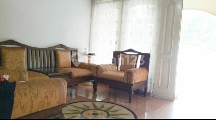 Strategic, Spacious & Ready-to-Occupy House Near Becakayu Toll Road and Bekasi Kota Station Strategic, Spacious & Ready-to-Occupy House Near Becakayu Toll Road and Bekasi Kota Station