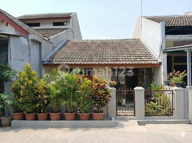 Cuma 375 Juta + Pekarangan Luas! Taman Duta di Depok yang "Semua Dekat": 2 Menit ke KRL, 5 Menit ke Mall.