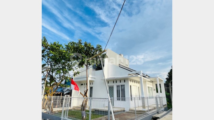 Dekat Akses Tol, Rumah, 2 Lantai, SHM, Dekat Taman Kota, Ada di Lingkungan Islami