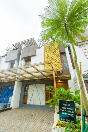 Rumah dengan Private Sky Villa 3 Lantai di Puri 11 Jakarta Barat Rumah dengan Private Sky Villa 3 Lantai di Puri 11 Jakarta Barat