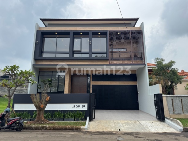 Modern Luxury House with Private Swimming Pool - Strategic Location