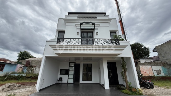 Cibubur - Luxury 3-Story House with Modern Concept in a Strategic Location Cibubur - Luxury 3-Story House with Modern Concept in a Strategic Location