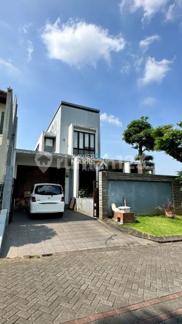 Rumah Hook Konsep Open Plan Layout di Istana Dieng Malang