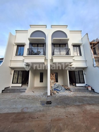 Near Transportation! Strategic House 10 Minutes From Depok Terminal