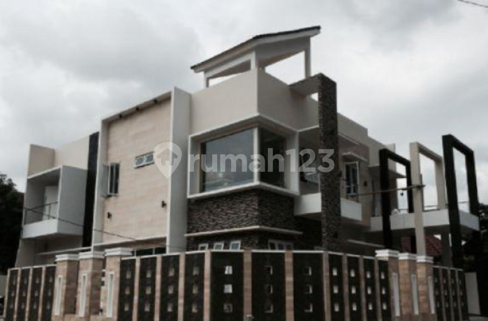 Rumah Hoek Besar Lokasi Strategis di Sektor Gading Serpong