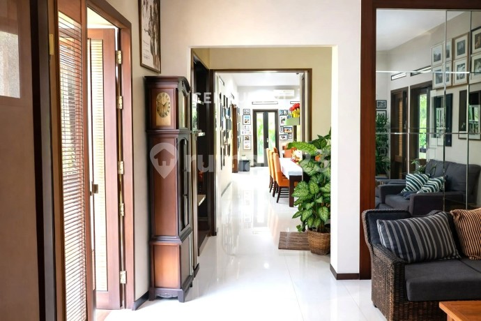 Rumah Luas dengan Vasilitas Kolam Renang Full Furnish Deplu 10178 Rumah Luas dengan Vasilitas Kolam Renang Full Furnish Deplu 10178