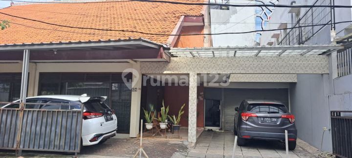 Nice 11-Bedroom House on Jl. Setiabudi Timur I