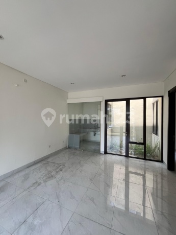 Rumah 2 Lantai Bagus dan Strategis Siap Huni Rumah 2 Lantai Bagus dan Strategis Siap Huni