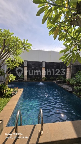 Rumah Dengan Swimming Pool 2 Lantai di Graha Cinere 