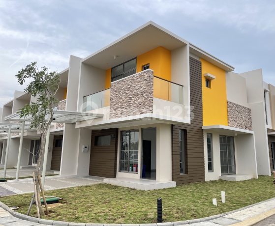 Rumah Hoek dengan Viewnau di Pik 2, SHM, Siap Huni