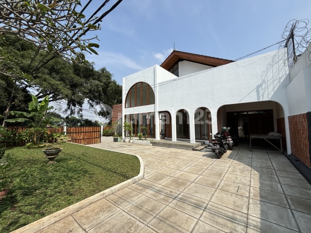 Rumah Baru Mediterania Ada Kolam Renang, Semi Furnished, Gerlong