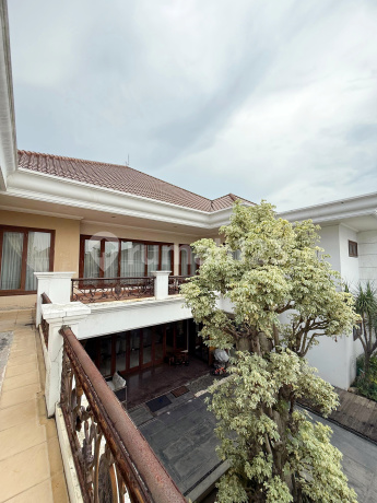 Rumah Cantik Dharmahusada Permai Furnished Strategis Dekat Galaxy Mall