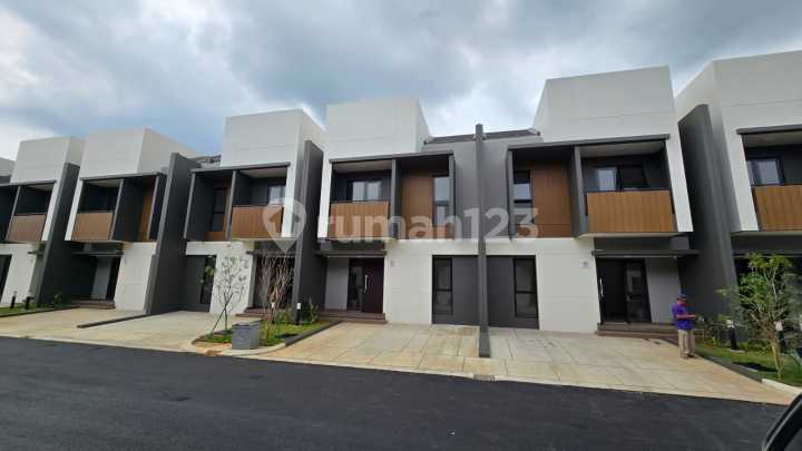 New House in Regia Summarecon Crown Gading