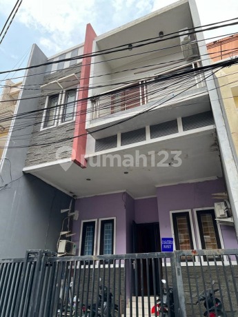 Dijual Rumah Kelapa Gading 102m2 Lokasi Bagus, 2.5 Lantai, Strategis