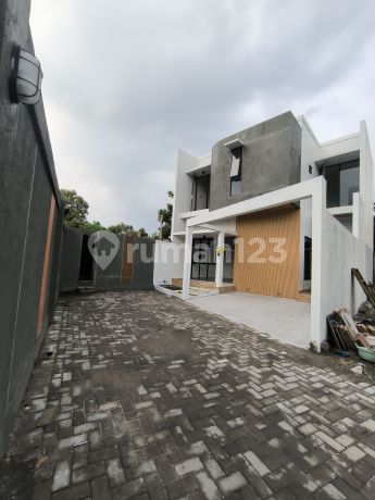 Rumah 2 Lantai Desain Industrial Modern di Jl.purbaya Sleman,Dekat Pemda Sleman