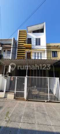 Rumah 3 Lantai Bagus di Kelapa Gading