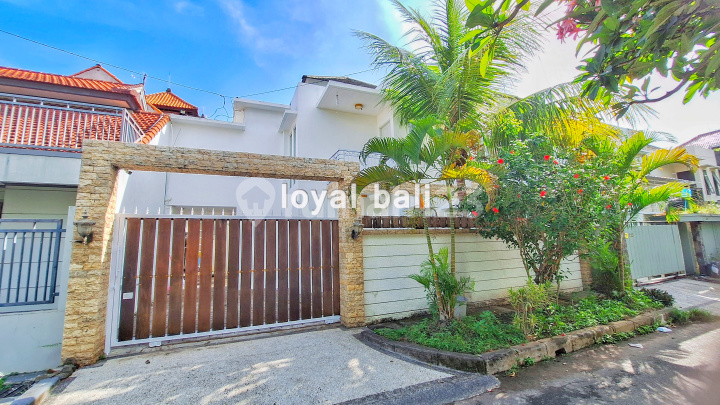 Luxury and Modern House with White Nuance in Taman Mumbul, Bali Luxury and Modern House with White Nuance in Taman Mumbul, Bali