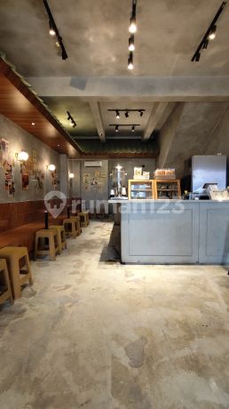 Ruko Orlin Arcade Hadap Jalan Boulevard di Graha Raya Bintaro dengan Traffic Kendaraan yang Ramai 24 Jam