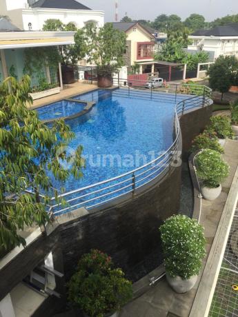 Rumah Dengan Pool Muat 14 Mobil Di Bintaro Permai