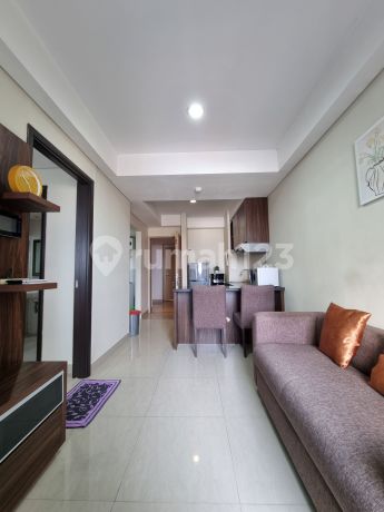 FOR RENT 1 BED ROOM APARTMENT! MG SUITES APARTMENT! LUAS NETT 45m2, FULLY FURNISHED! BUKAN STUDIO BALKON LUAS BISA BUAT NONGKRONG! LIVING ROOM,DINING ROOM ,KITCHEN, SERVIS AREA WITH WASHING MACHINE , 2 BATHROOM,Lokasi tengah kota 
