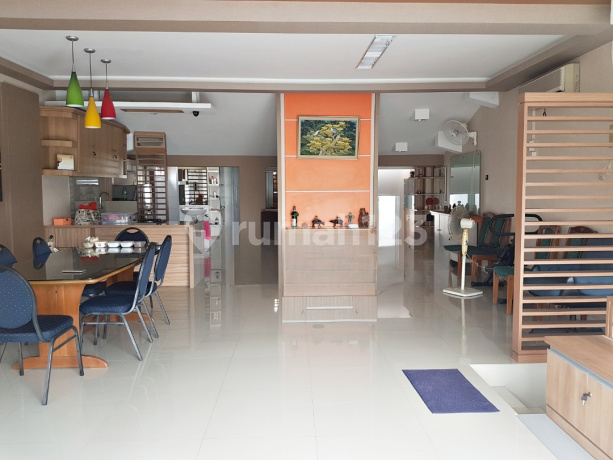 Di Jual Rumah 3 Lantai, bisa untuk Kantor, Tomang, Jakarta Barat