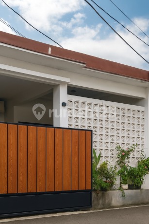 Nice House with SHM Ready to Live in a Cluster Strategic Location Near Bintaro