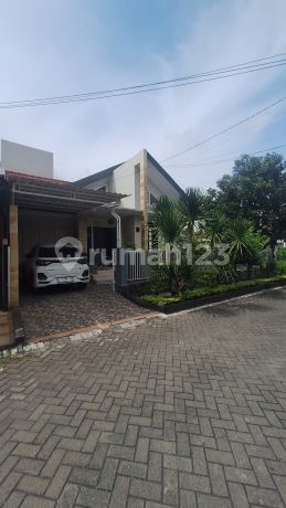 For Sale Luxurious Hook House Ready to Occupy in GKB Gresik BW 269 For Sale Luxurious Hook House Ready to Occupy in GKB Gresik BW 269