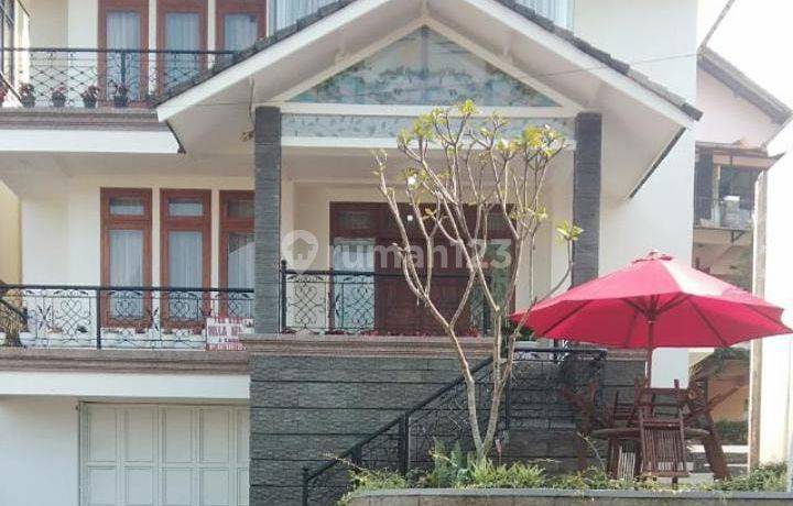 Rumah di Komp Villa Istana Bunga Bandung Barat, 3 Lantai Furnished