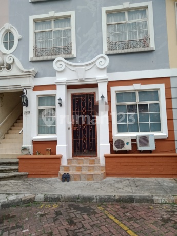 Dijual cepat dibawah harga pasar  Town house Taman Paris lantai dasar. Hanya 7 menit ke UPH. Walking distance ke Hypermat SMP SMA Dian Harapan 