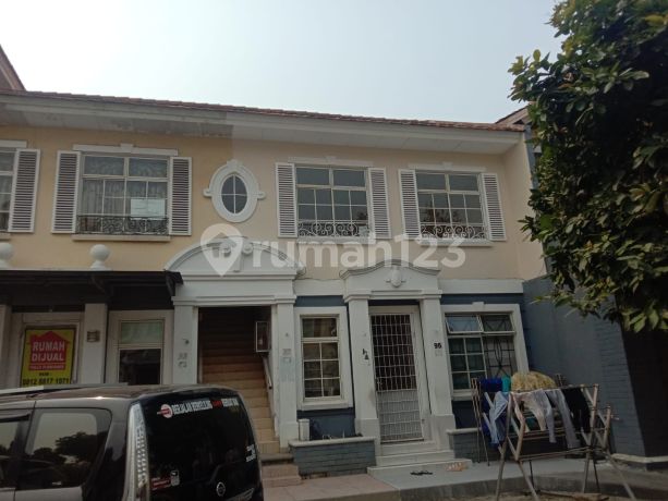 Jual cepat Town house Taman Paris lantai atas . Rapi total renovasi 