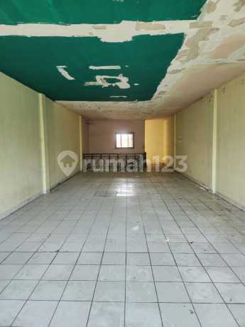 Cheap 3-Story Shophouse in Mahkota Mas Cikokol, Tangerang, Banten