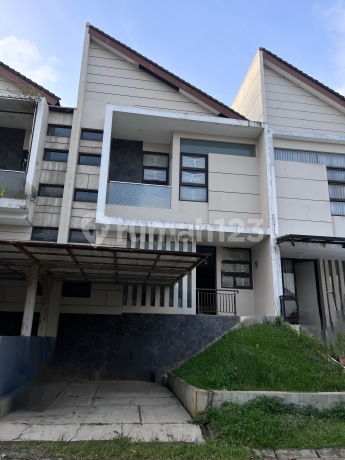 Best Price Dekat Sport Jabar! Rumah 2 LT di Komplek One Gate yang Sejuk dan Asri, Furnished