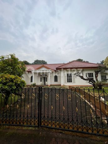 Hunian Klasik Nuansa Asri dengan Halaman Luas di Cinere Hunian Klasik Nuansa Asri dengan Halaman Luas di Cinere