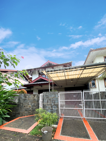 Rumah 2 Lantai Siap Huni Hadap Selatan Ceiling Tinggi Ada Taman Rumah 2 Lantai Siap Huni Hadap Selatan Ceiling Tinggi Ada Taman