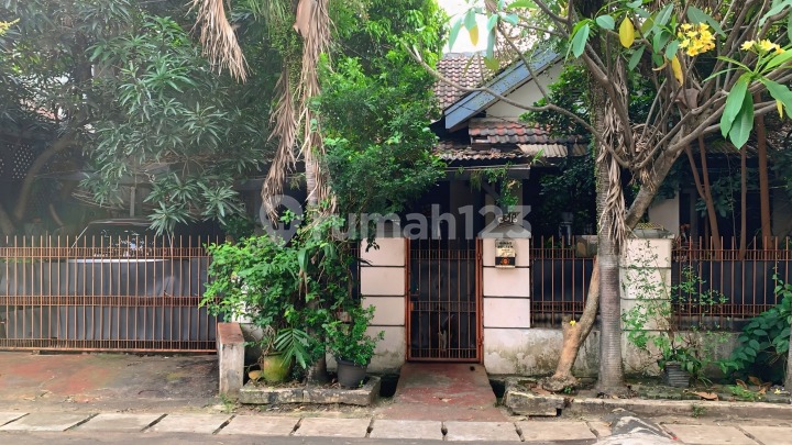 Rumah Lama Dengan Luas Tanah Besar Dalam Komplek