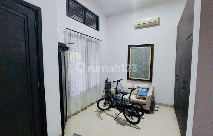 BANGUNAN TERAWAT Rumah 1.5 Lantai Central  Park Ahmad Yani Surabaya SHM 8x19.5 Hdp Taman Jalan Lebar