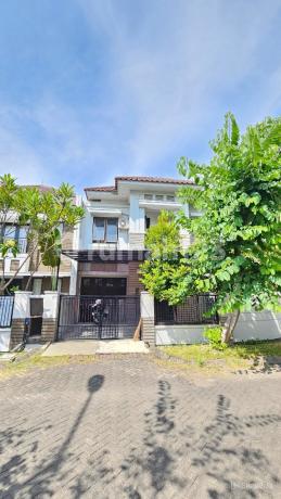 SIAP HUNI Rumah Central Park Ahmad Yani Surabaya Hook 155m2 SHM 2 Lantai Terawat