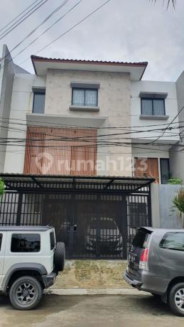 Quick Sale: 3-Story Move-In Ready House in Muara Karang