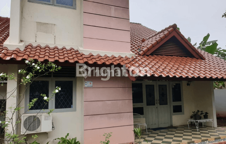 RUMAH BERGAYA VINTAGE ASRI HALAMAN LUAS DALAM KOMPLEK KAVLING DEPLU BINTARO TANGERANG SELATAN