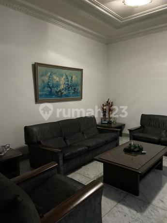 Rumah 2 Lantai di Area Taman Suropati, Menteng