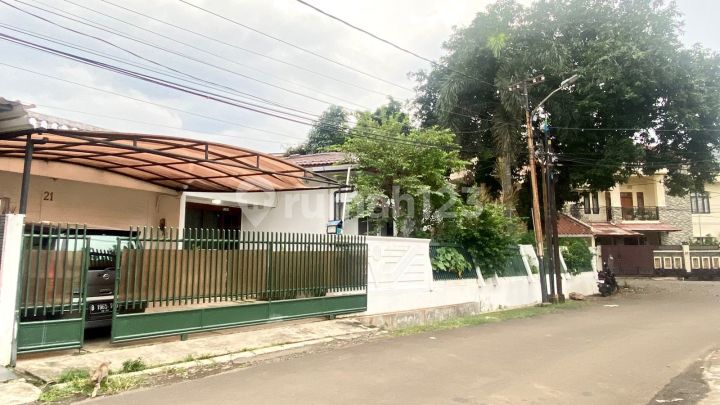 Hook House Comfortable Atmosphere in Loka Indah Complex, South Jakarta