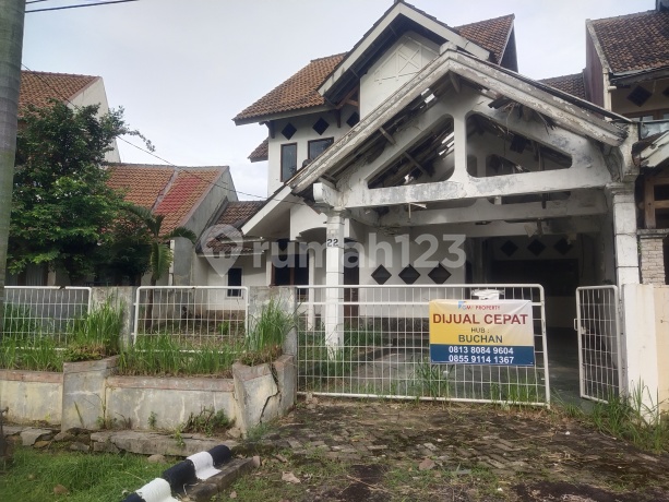 Rumah Lama di Jalan Utama Kemang Pratama