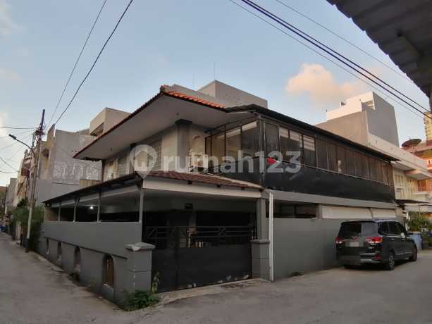 Rumah  2 lantai Hoek lokasi strategis ,nego di Taman Hidup Baru