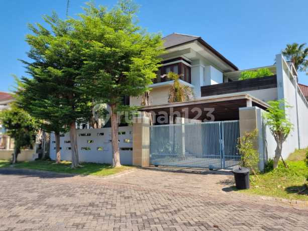 Pakuwon City Villa Westwood. Rumah Mewah Konsep Villa. Ada Kolam Renang. Dinding Luar Travertine. Lantai Marmer.