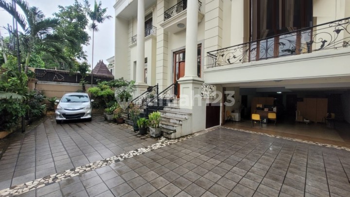 Rumah Lux Lokasi Strategis Jalan Lebar di Pondok Indah