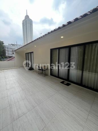 Dijual Rumah Kantor atau Ruang Usaha Selangkah ke Pakubuwono dan Senayan Posisi Hook Bangunan 2 Lantai, Halaman dan Balkon Luas Jakarta Selatan
